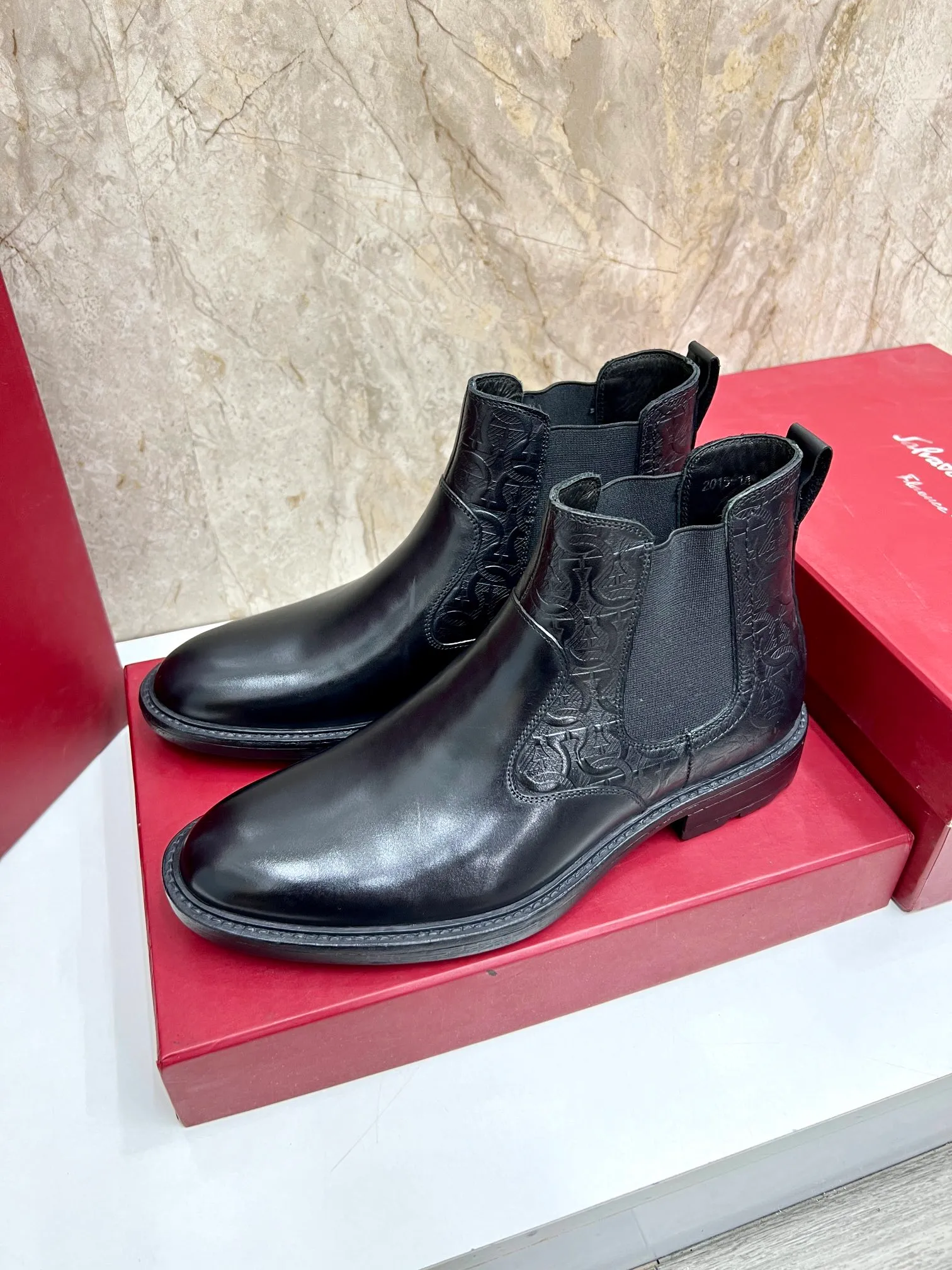 Original order quality: Men's shoes 💰700 Brand: Ferragamo (Ferragamo) One size larger: Men's size 38-44 (45 customized) Grade: Same style as the official website High-end men's shoes Material: Original cowhide, cowhide lining, original outsole Style category: Chelsea men's boots Fashion trend Color: Actual picture